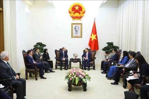 Вице-премьер Ле Мин Кхай (справа) принимает главного исполнительного директора ANZ Шейна Эллиота в Ханое 29 ноября. (Фото: ВИA)