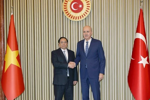 Премьер-министр Фам Минь Тьинь (слева) и спикер Великого национального собрания Турции Нуман Куртулмуш (Фото: ВИА)