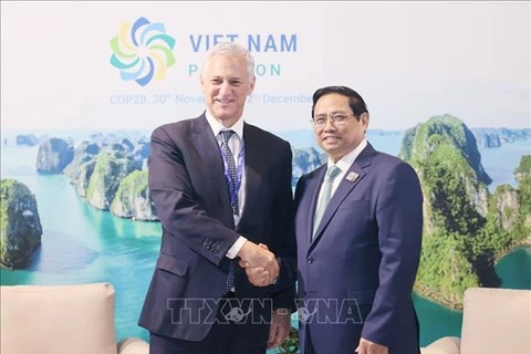 Премьер-министр Фам Минь Тьинь (справа) и главный исполнительный директор Standard Chartered Билл Уинтерс. (Фото: ВИA)
