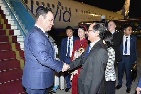 Премьер-министр Беларуси Роман Головченко (слева) прибыл в Ханой 6 декабря. (Фото: ВИA)