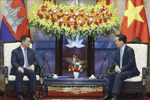 Президент Вьетнама Во Ван Тхыонг (справа) и премьер-министр Камбоджи Самдех Моха Борвор Тхипадей Хун Мане. (Фото: ВИA)
