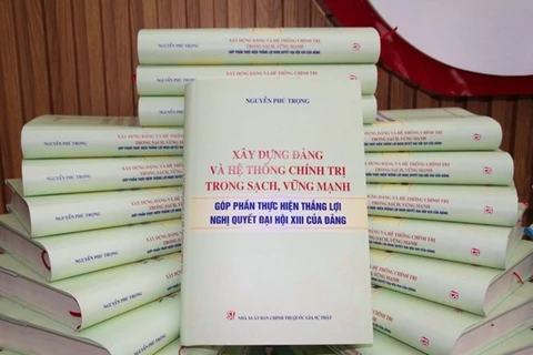 Книга о «построении чистой, сильной Партии и политической системы для содействия успешному выполнению Резолюции 13-го съезда КПВ». (Фото: nhandan.vn)