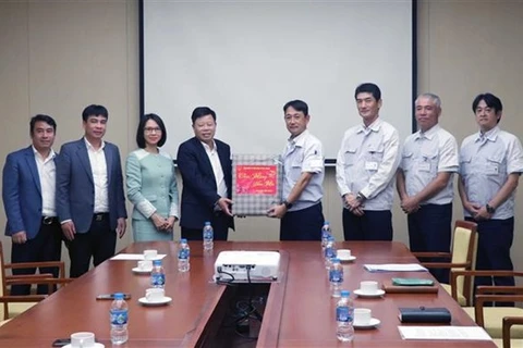 Ле Чунг Киен (четвертый слева), глава администрации экономической зоны Хайфона, посетил и вручил подарки предприятиям местных ИП 5 февраля. (Фото: ВИА) 