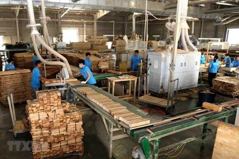 Благодаря сильным сторонам в развитии лесного хозяйства, стимулам для бизнеса и соглашениям о свободной торговле, подписанным с иностранными партнерами, вьетнамский экспорт древесины и изделий из нее добился больших успехов на международном рынке. (Фото: 