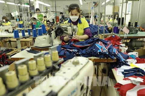 На швейной фабрике в ханойском районе Данфыонг. (Фото: ВИA)