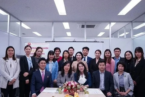  Заместитель министра иностранных дел Вьетнама Ле Тхи Тху Ханг (1 ряд, 2 слева) на рабочем заседании с Ассоциацией вьетнамских предприятий в Японии в Токио 4 апреля. (Фото: ВИA) 