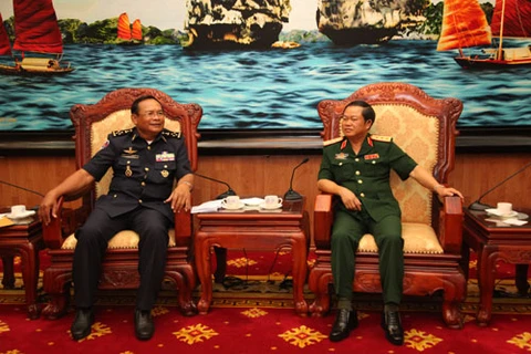 越南人民军总参谋长杜伯巳上将会见柬埔寨皇家空军司令宋恩·萨芒