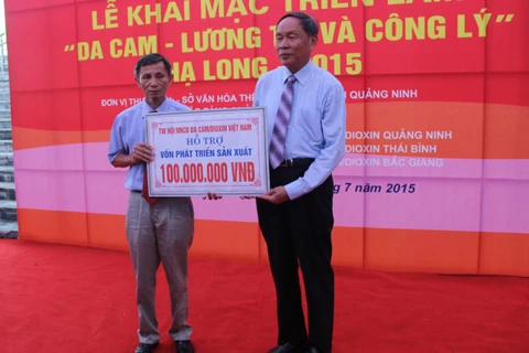 越南橙毒剂受害者协会领导代表向广宁省橙毒剂受害者协会赠送一亿越盾