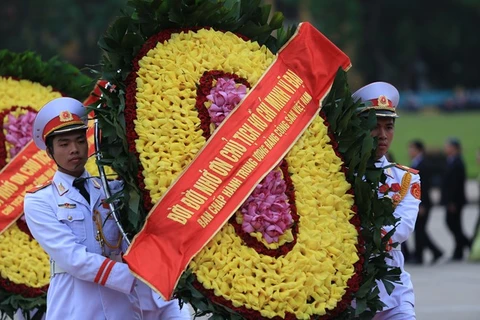 越南党和国家领导人向英烈们敬香