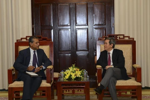 越南国家银行行长阮文平会见了即将离任前来辞行拜会的国际货币基金组织驻越办事处首席代表桑贾伊·卡尔拉
