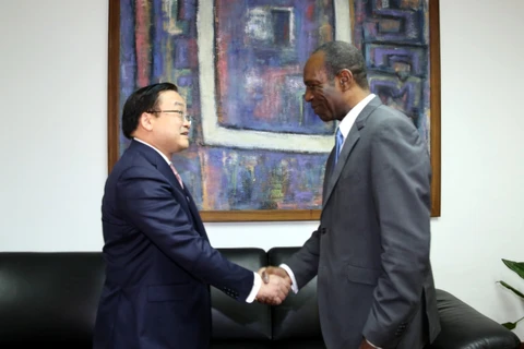 莫桑比克总理卡洛斯与越南政府副总理黄忠海