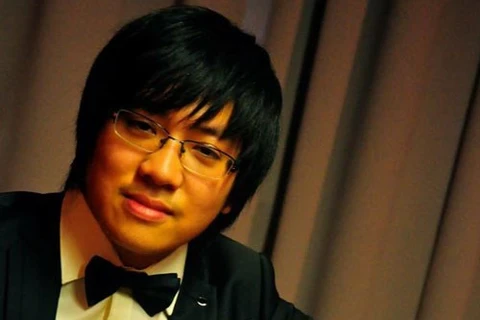 越南年轻钢琴师刘鸿光