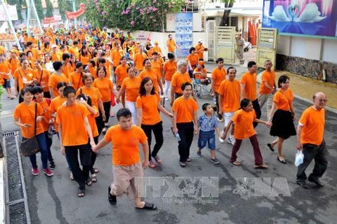 近8000人参加为橙毒剂受害者步行活动