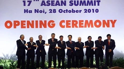 出席第17届东盟峰会的各国领导人（图片来源：越通社）