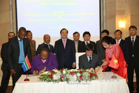 越南科学技术部与南非科学技术部之间的科学技术与革新的合作备忘录签署仪式。