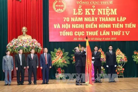 越南国会主席阮生雄代表党和国家向越南税务总局授予一级独立勋章（图源：越通社）