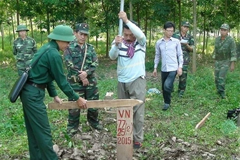 在越南平福省边界线建立边界副碑