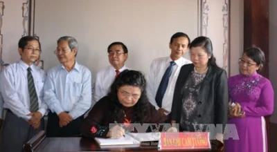 越南国会副主席丛氏放在纪念博上题词（图片来源：越通社-VNA）