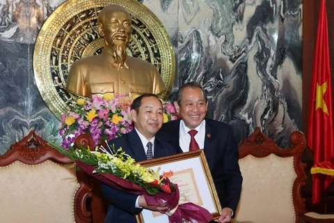 越南最高人民法院院长张和平和老挝最高人民法院副院长坎潘·桑达拉（图片来源：越通社-VNA）