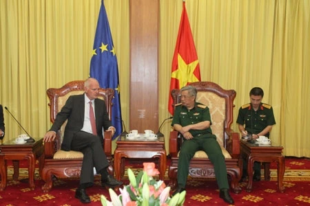 越南国防部副部长阮志咏上将和欧盟驻越南代表团团长弗朗茨•耶森（图片来源：人民军报）