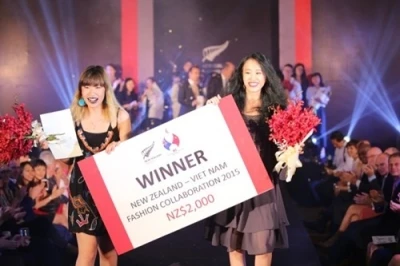 越南学生庆薇与新西兰学生Nicola组合获得一等奖。