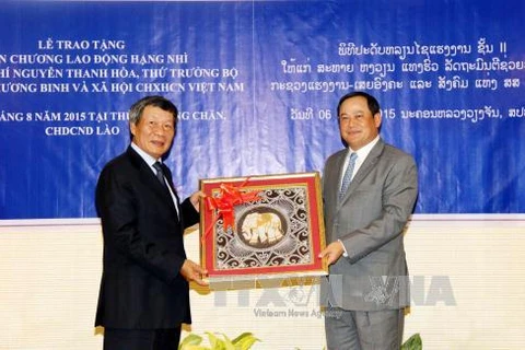 越南劳动荣军与社会部副部长阮青和荣获老挝政府二级劳动勋章