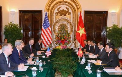 越南政府副总理兼外交部长范平明与美国国务卿约翰•克里举行会谈（图源：越通社）