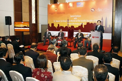 阮晋勇总理与东盟企业家俱乐部成员举行对话会（图源：越通社）