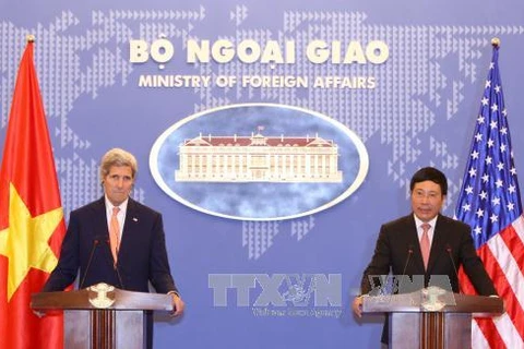 越南政府副总理兼外长范平明​与美国国务卿约翰·克里