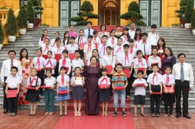 阮氏缘副主席和奠边省各民族模范儿童代表团合影。
