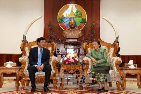 老挝国会主席巴妮•雅陶都亲切会见越南国会办公厅主任阮幸福