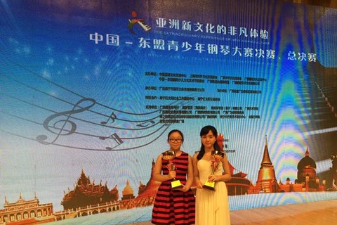 参加中国-东盟青少年钢琴大赛获奖的两名:越南先手（图片来源：越南青年报）