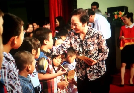  越南国家副主席阮氏缘向优秀学生颁发助学金（图片来源：越南人民军报）