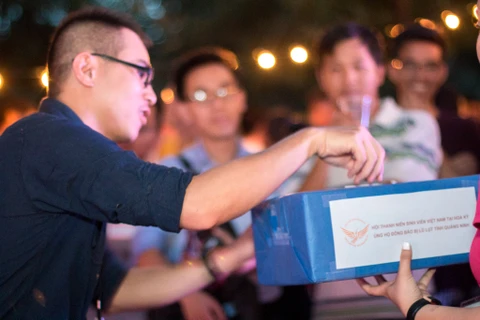 旅居美国越南大学生为遭受洪灾严重影响的广宁居民捐款