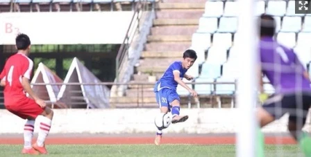 越南U19队（蓝色）3比1击败老挝U19队