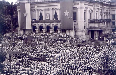 图为1945年8月19日在河内大剧院门前举行的集会