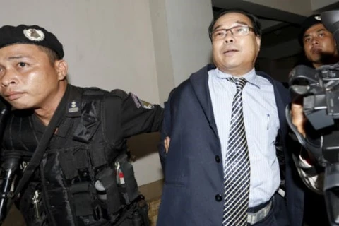 8月15日被柬埔寨警方押送到金边法院的洪速华（图片来源：BBC）