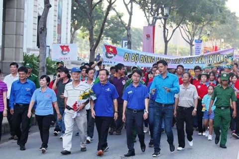 6000多人参加“接力上学”助学基金筹款步行活动 (图片来源：越南政府门户网站）