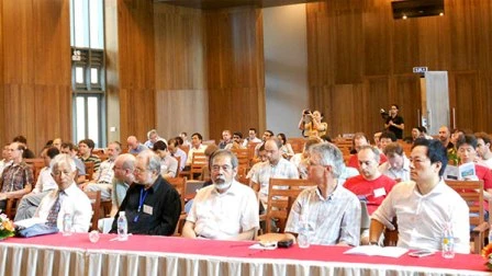 参加国际物理学术会议的代表（图片来源：越南政府门户网站）