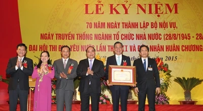 阮春福副总理授予内务部的胡志明勋章。（图片来源：内务部官网）