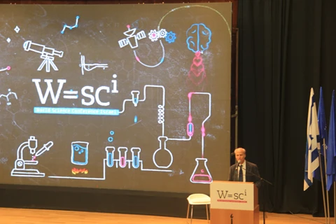 2006年诺贝尔化学奖得主、美国生物学家罗杰·科恩伯格在开幕式上发表讲话（图片来源：vnexpress电子报）