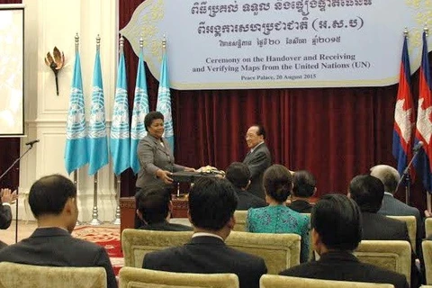 联合国代表向柬埔寨代表移交地图（图片来源：Vietnam+）