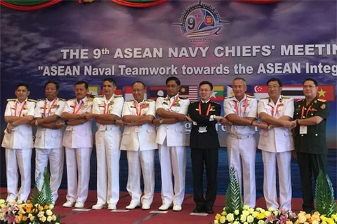 东盟各国海军司令合影（图片来源：越南青年报）