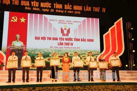 国会副主席阮氏金银向出色个人和集体授予奖状（图片来源：越通社）