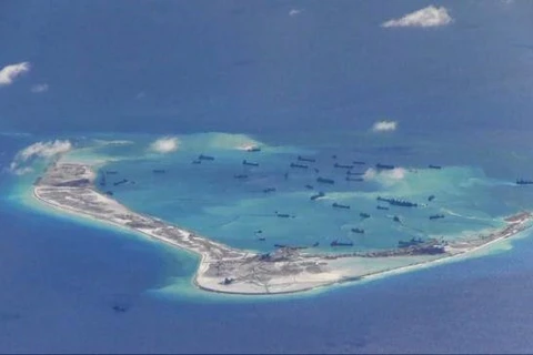 中国船只非法进入越南黄沙群岛的一座岛礁水域（图片来源：路透通讯社）