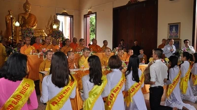 旅居泰国越南人在泰国曼谷市各越式佛寺联合举行盂兰节(图片来源：越通社）