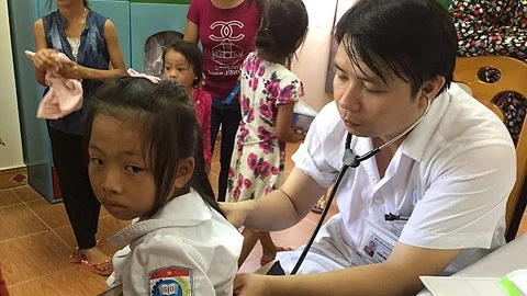 医生们为灾区儿童看病。（图片来源：越南人民报网）