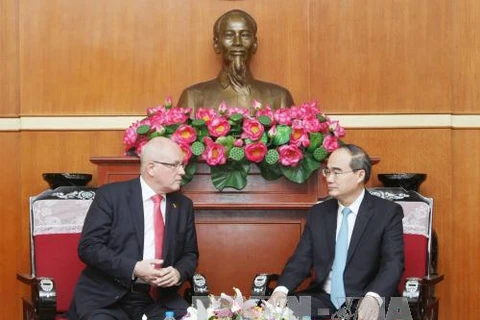 越南祖国阵线中央委员会主席会见德国基督教民主联盟的议会领袖沃尔科·考德尔