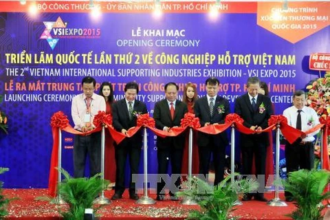2015年越南辅助工业国际展开幕式剪彩仪式（图片来源：越通社）