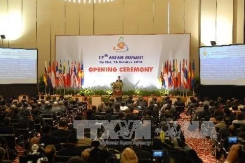 阮晋勇总理在河内举行的第17次东盟峰会上发表讲话（图片来源：越通社）